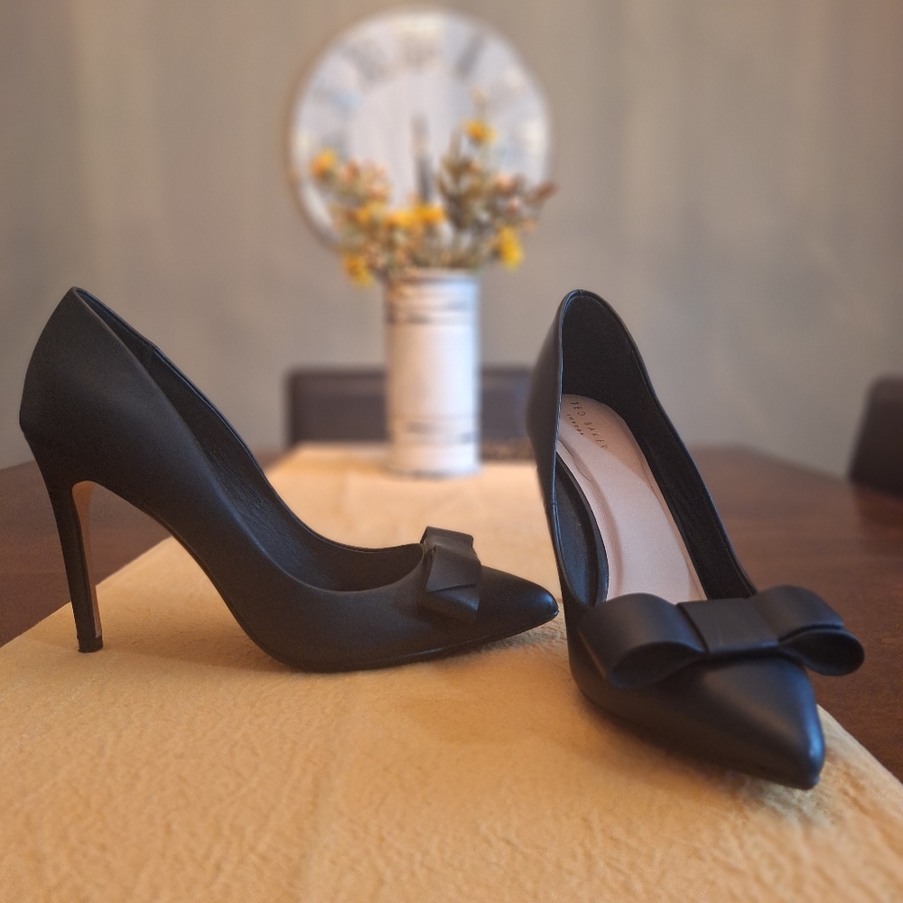 NICE! Ted Baker Zafinii Leather Black Bowtie Heels Sz 37 US 7